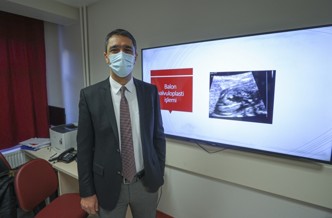 Mucize bebek anne karnında kalp ameliyatı oldu