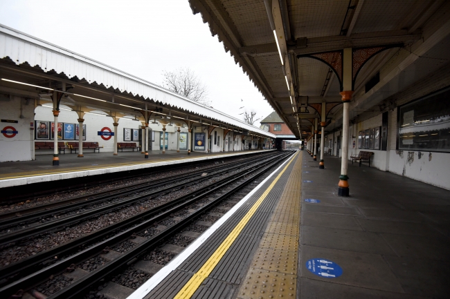 İngiltere karantina uygulamasını kaldırıyor