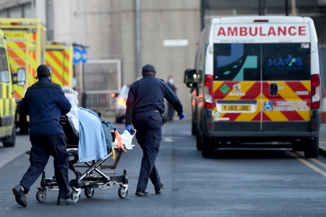 İngiltere karantina uygulamasını kaldırıyor