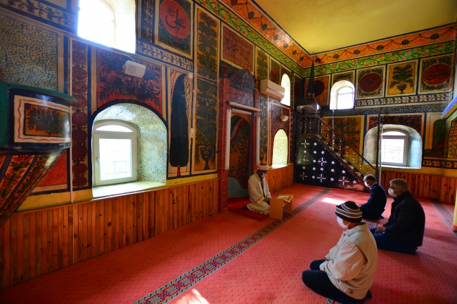 Ahatlar Camii'nin süslemeleri ilgi çekiyor
