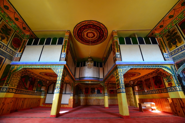 Ahatlar Camii'nin süslemeleri ilgi çekiyor
