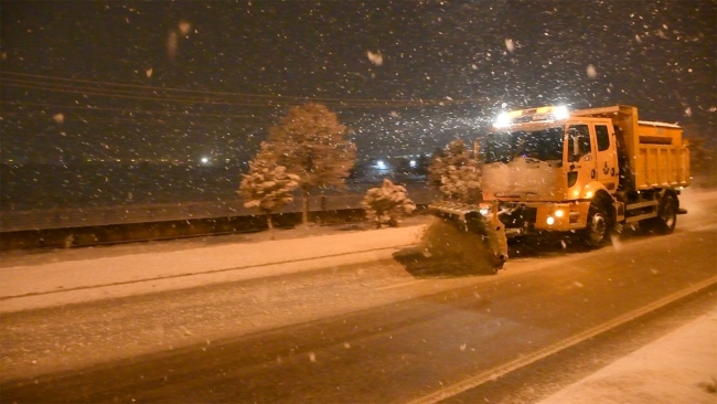 Sivas-Erzincan karayolunda sürüler zor anlar yaşadı