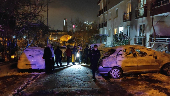 Ümraniye'de üç araca çarpan midibüs evin bahçesine girdi