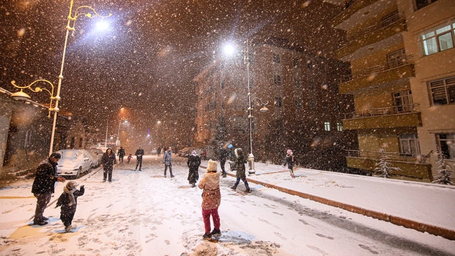Malatya kent merkezine mevsimin ilk karı yağdı
