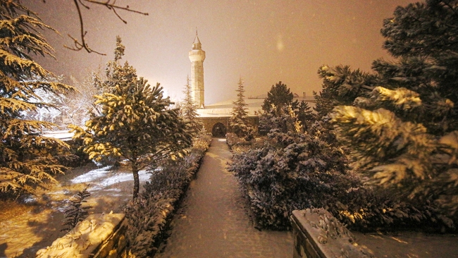 Malatya kent merkezine mevsimin ilk karı yağdı