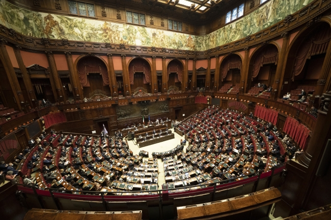 İtalya'da Başbakan Conte Senato'dan güvenoyu aldı