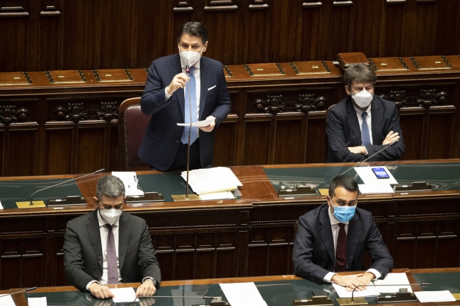İtalya'da Başbakan Conte Senato'dan güvenoyu aldı