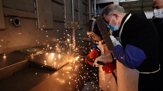 Milli Savunma Bakanı Hulusi Akar, fabrikadaki güç grubu test merkezini ziyaret etti. Akar, üretimi devam eden yeni nesil Fırtına obüsünün 6. gövde kaynağını yaptı.