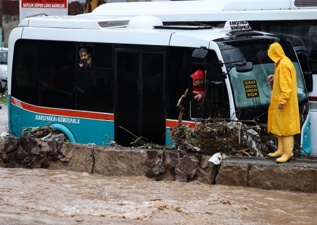 İzmir sağanağa teslim: Bir aylık yağış bir gecede düştü