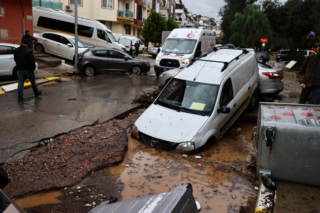 İzmir sağanağa teslim: Bir aylık yağış bir gecede düştü