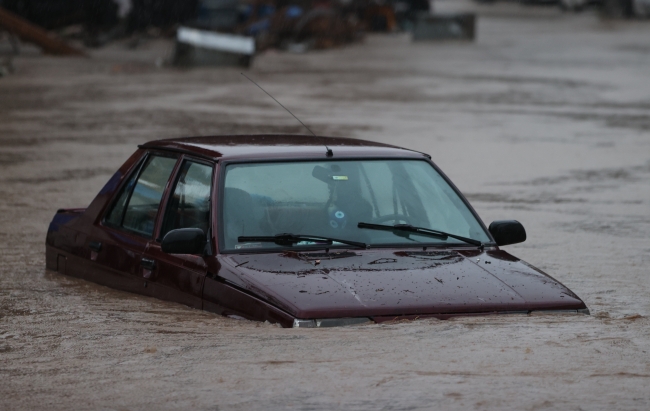 İzmir sağanağa teslim: Bir aylık yağış bir gecede düştü