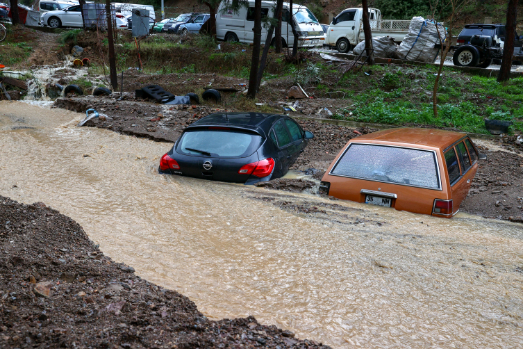 Meteoroloji'den kritik uyarı: Sel, su baskını ve fırtınaya dikkat
