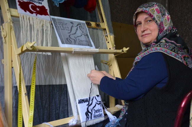 Cemile Karagül, 7 yıl önce ilçe halk eğitimi merkezinde aldığı kursla merak saldığı minyatür halı dokumacılığını mesleği haline getirdi. (Fotoğraf: AA)