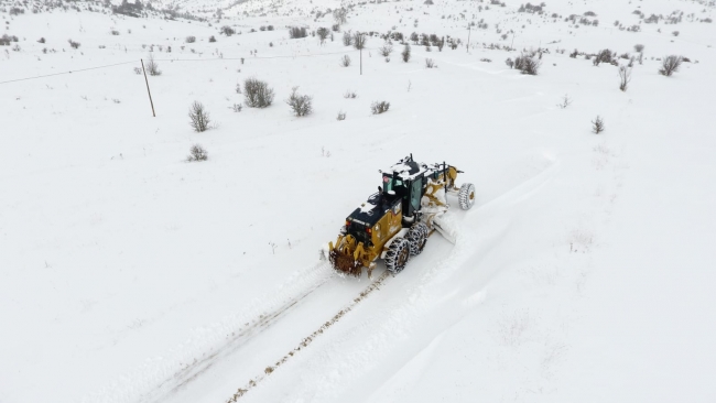 Karabük'te kardan kapanan 36 köy yolu açıldı