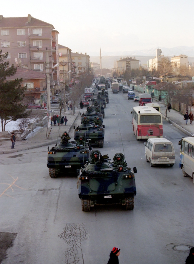 Etimesgut Zırhlı Birlikler Okulu'na ait tanklar 4 Şubat 1997'de Sincan'da motorlu yürüyüş yaparak Akıncı Üssü'ne gitti. (Arşiv)