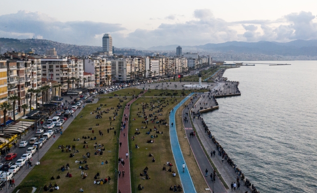 İzmir'de kısıtlamanın kalktığı ilk cumartesi sahillerde yoğunluk gözlendi-6 Mart 2021 / Fotoğraf: AA