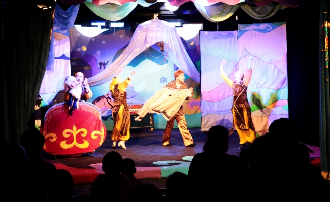 Kazak halk masalları çocuklara kukla tiyatrosunda anlatılıyor | Fotoğraf: AA