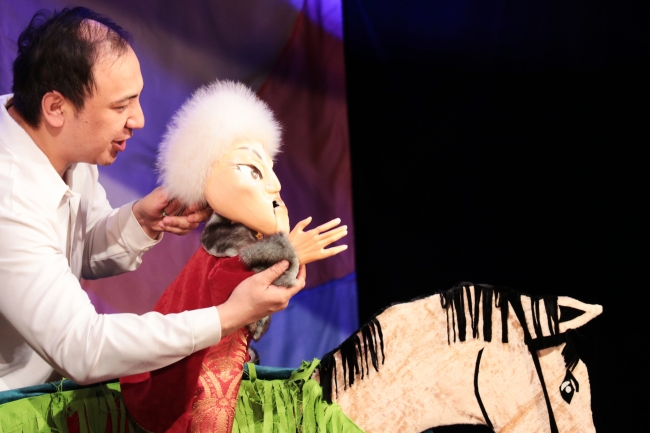 Kazak halk masalları çocuklara kukla tiyatrosunda anlatılıyor | Fotoğraf: AA