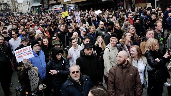Londra'da binlerce kişi tedbirleri protesto etti