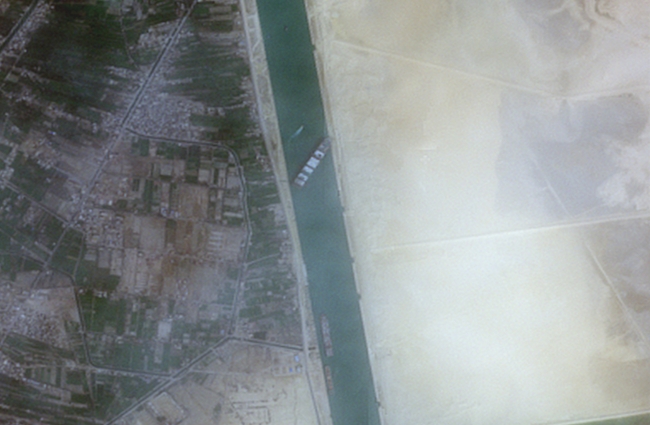 Avrupa Uzay Ajansı Copernicus Sentinel-2 tarafından sağlanan uydu görüntüsü dünyanın en önemli kanallarından biri olan Mısır'daki Süveyş Kanalı'nda karaya oturan Evergreen isimli konteyner gemisini görüntüledi.  | Fotoğraf: AA