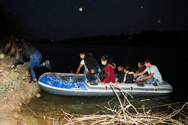 Fotoğrafta ”Kuzey Üçgeni'' olarak bilinen Honduras, Guatemala ve El Salvador'dan yola çıkan göçmenlerin Meksika sınırındaki Rio Grande Nehri'nden geçişleri görülüyor. | Fotoğraf: AA