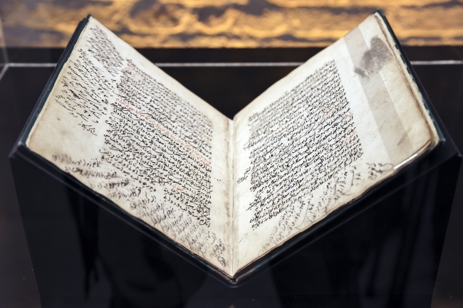 Gösterim alanında Mimar Sinan'ın kendi el yazısıyla notlar düştüğü 4 asırlık Tezkiretü'l Bünyan adlı el yazması eser de sergilendi. / Fotoğraf: AA
