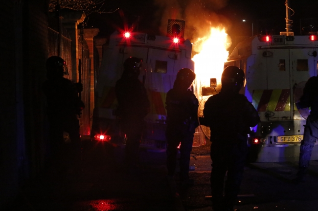 Kuzey İrlanda'da tansiyon yüksek: Aracı ateşe verdiler