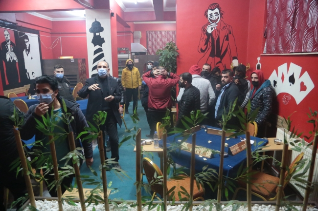 Kapalı olması gereken kahvehanedeki 17 kişiye ceza