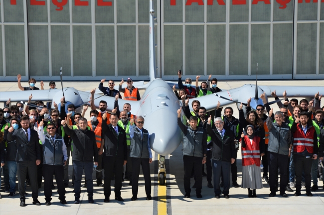 Atışın ardından BAYKAR ve ROKETSAN yöneticileri ile ekip üyelerinin 'başarı' hatırası.