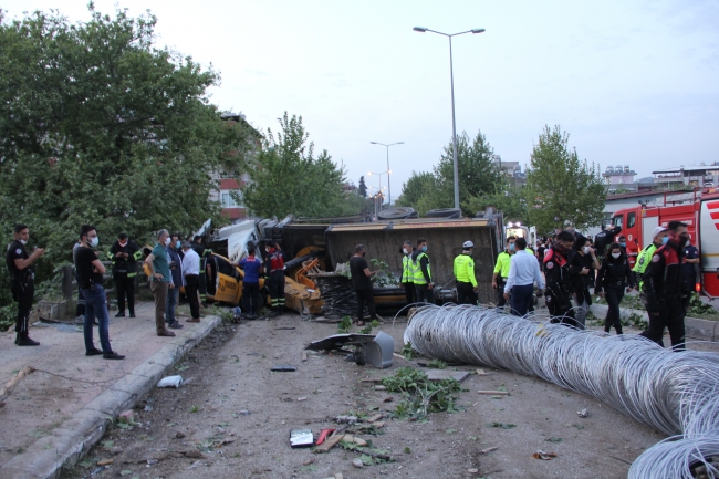 Freni boşalan vinç 11 araca çarparak durabildi