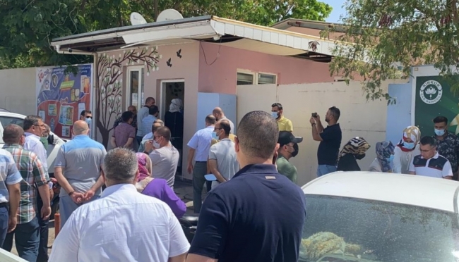 Yüzlerce veli FETÖ'nün okulunu protesto etti