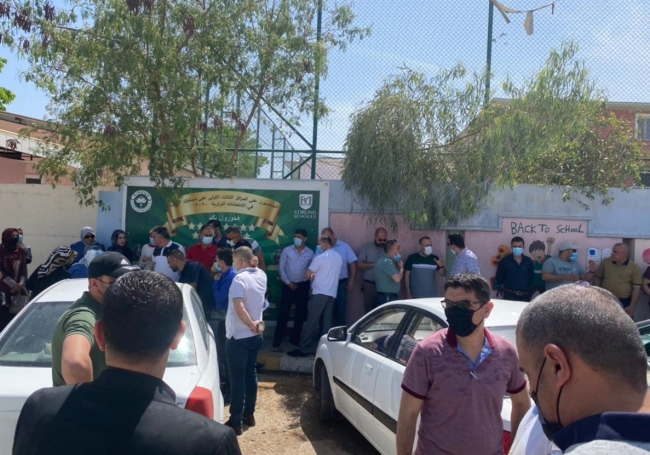 Yüzlerce veli FETÖ'nün okulunu protesto etti