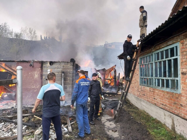 Kazakistan'da ormanda çıkan yangın kente sıçradı
