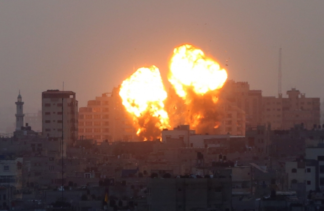 İsrail savaş uçakları, Gazze kentinin batısındaki Eş-Şatı Mülteci Kampına hava saldırısı düzenledi. Saldırı sonrası bölgeden alev ve dumanlar yükseldi. | AA