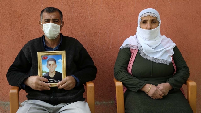 Diyarbakır annelerinin HDP İl Başkanlığı önünde başlattığı oturma eylemine de destek veren Bitlisli Veciye Gökkuş (sağda). 