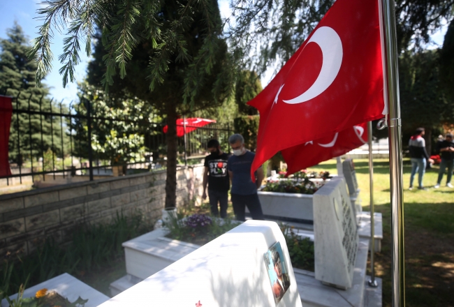 Şehitliklerde buruk bayram ziyareti