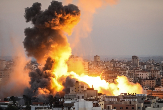 Ramazan Bayramı'nın ikinci gününde Gazze'deki ''Hükümete ait Ensar kompleksi'' İsrail tarafından düzenlenen hava saldırıları sonucu tamamen yıkıldı. AA
