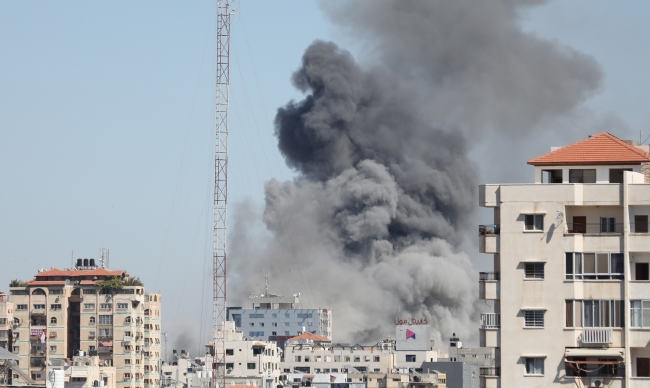 İsrail'in saldırısı öncesi Al Jazeera ve AP çalışanları ofisi böyle boşalttı