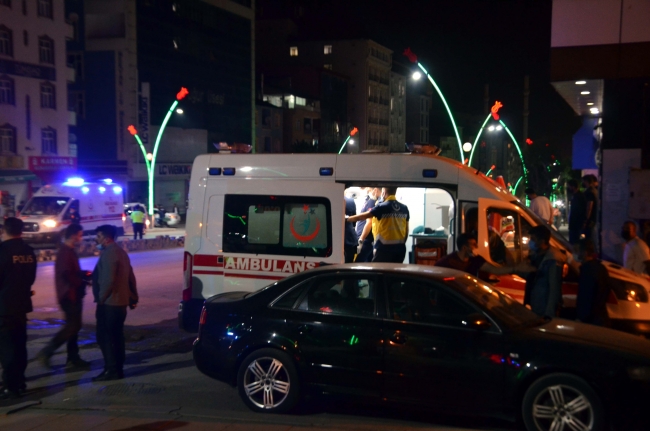 Trafiği kapatıp çevredekilere saldıran kişiyi polis ikna etti