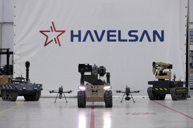 HAVELSAN'ın ''dijital birlik'' konsepti için geliştirdiği silahlı insansız kara araçları. Foto: AA