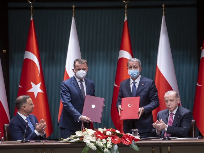 Türkiye'nin Polonya'ya SİHa ihracatına ilişkin imzaları Milli Savunma Bakanı Akar ve Polonyalı mevkidaşı Blaszczak atmıştı. Foto: AA