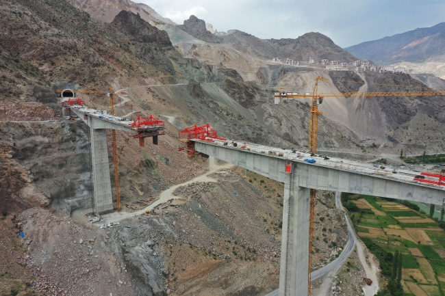 Yusufeli Barajı'na bağlı yolların yüzde 85'i tamamlandı