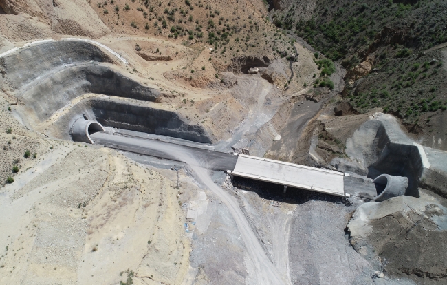 Yusufeli Barajı'na bağlı yolların yüzde 85'i tamamlandı