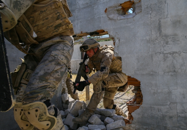 Pasif dış iskelet askerlerin rahat hareket edebilmesini engellemiyor. Foto: AA