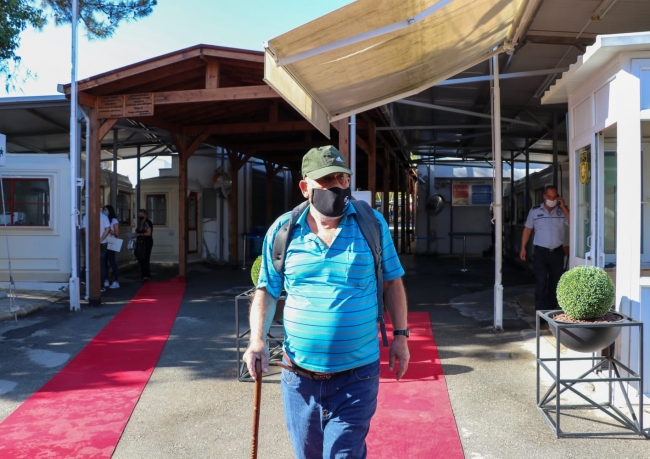 Kıbrıs'ta sınır kapıları 15 ay sonra açıldı