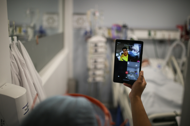 Bazı ülkelerde yoğun bakım hastalarının video ve telefon hakları bulunuyor. Foto: AA