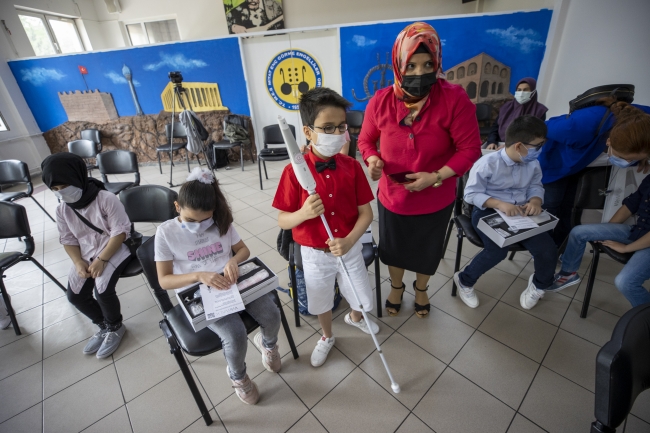 Bin öğrenciye akıllı baston desteği