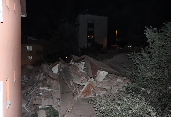 Sarıyer'de 9 katlı boş bina çöktü