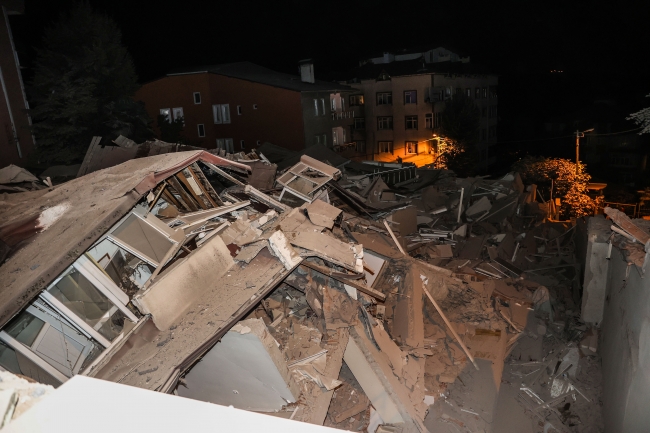 Sarıyer'de 9 katlı boş bina çöktü