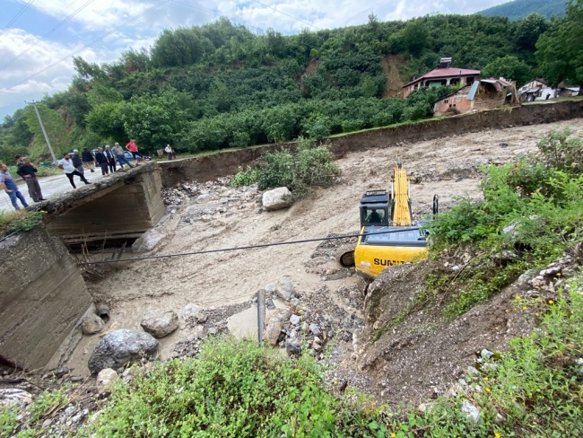 Sakarya'da sele kapılan bir kişi aranıyor